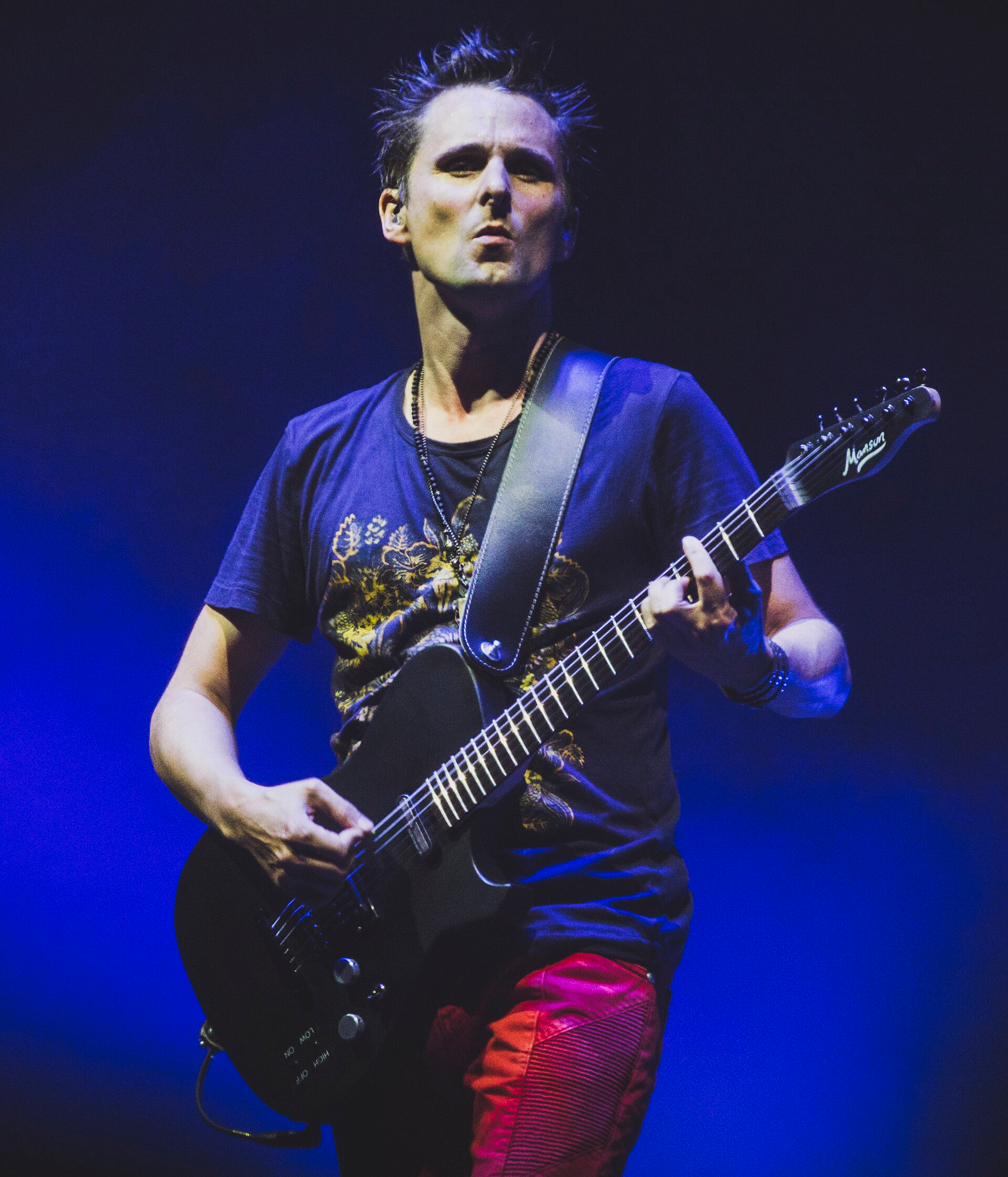 Matt Bellamy playing a Manson guitar